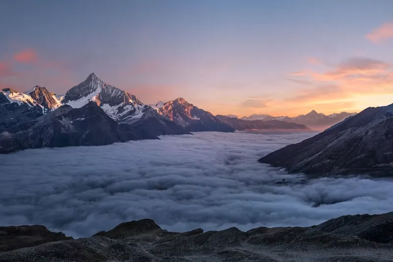 站在山顶俯瞰云海的登山者
